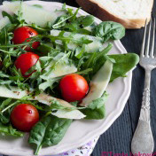 Salata sa rukolom, spanaćem i čeri paradajzom